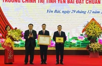 Đồng chí Nguyễn Xuân Thắng trao Bằng và biểu trưng công nhận Trường Chính trị tỉnh. (Ảnh: THANH SƠN)