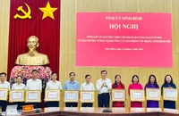 Các tập thể và cá nhân nhận Bằng khen vì có thành tích xuất sắc trong việc thực hiện Chỉ thị số 38-CT/TW của Ban Bí thư về đẩy mạnh công tác bảo hiểm y tế trong tình hình mới. (Ảnh: Yến Trinh)