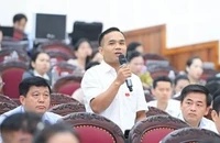 Đại biểu Mong Văn Tình, tổ đại biểu huyện Quế Phong, chất vấn.