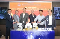 Lãnh đạo PVN, PVEP thực hiện nghi thức mừng công hoàn thành sản lượng khai thác năm 2024.