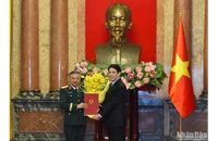 Chủ tịch nước Lương Cường trao quyết định thăng quân hàm Thượng tướng cho đồng chí Lê Quang Minh.