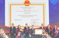 Huyện Hải Lăng vinh dự đón nhận Bằng công nhận huyện đạt chuẩn nông thôn mới năm 2024 của Thủ tướng Chính phủ.