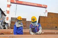 Những công nhân đóng tàu tại Nhà máy đóng tàu Nam Triệu với khoảng 20 năm tuổi nghề. (Ảnh: THẾ ĐẠI)
