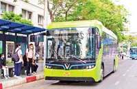 Xe buýt điện do VinBus đầu tư, vận hành thân thiện với hành khách, tạo bộ mặt giao thông văn minh và hiện đại.