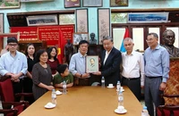 Tổng Bí thư Tô Lâm với gia đình Đại tướng Võ Nguyên Giáp. (Ảnh: TTXVN)