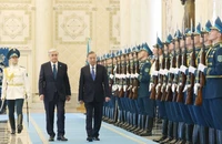 Tổng Bí thư Tô Lâm và Tổng thống Kazakhstan Kassym-Jomart Tokayev duyệt Đội danh dự tại Lễ đón. (Ảnh: Thống Nhất/TTXVN)