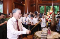 Tổng Bí thư Tô Lâm dâng hương tại Khu di tích quốc gia đặc biệt Kim Liên. (Ảnh: Thống Nhất/TTXVN)