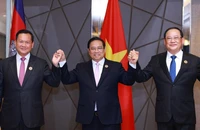 Thủ tướng Phạm Minh Chính cùng Thủ tướng Lào Sonexay Siphandone và Thủ tướng Campuchia Hun Manet. (Ảnh: DƯƠNG GIANG/TTXVN)