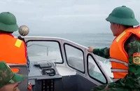 Lực lượng biên phòng tìm kiếm thanh niên mất tích khi tắm biển .