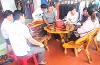 Lãnh đạo huyện Núi Thành đến thăm hỏi, động viên gia đình ngư dân gặp nạn trên biển.