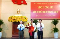 Bí thư Tỉnh ủy Lương Nguyễn Minh Triết và Phó Bí thư Thường trực Tỉnh ủy, Chủ tịch Hội đồng nhân dân tỉnh Nguyễn Đức Dũng trao quyết định và tặng hoa chúc mừng Trưởng Ban Tổ chức Tỉnh ủy Phan Văn Bình.