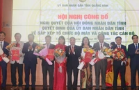 Các đồng chí Thường trực Tỉnh ủy Quảng Nam trao quyết định và hoa tặng các đồng chí giám đốc, phó giám đốc sở nghỉ hưu trước tuổi.