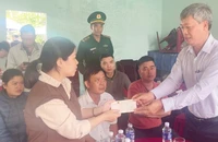 Phó Chủ tịch Ủy ban nhân dân tỉnh Quảng Nam Hồ Quang Bửu trao tiền hỗ trợ các gia đình có ngư dân gặp nạn trên biển.