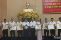 Lãnh đạo tỉnh Quảng Nam trao Bằng khen cho các tập thể, cá nhân đã có nhiều đóng góp tích cực trong công tác xóa nhà tạm, nhà dột nát trên địa bàn tỉnh.