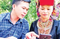 Thành viên tổ công nghệ số cộng đồng tỉnh Thái Nguyên hướng dẫn người dân cài đặt ứng dụng trên điện thoại để phục vụ cuộc sống.