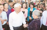 Tổng Bí thư Nguyễn Phú Trọng với nhân dân thôn Tháp Thượng, xã Song Phượng, huyện Đan Phượng (Hà Nội). Ảnh: TRÍ DŨNG (TTXVN)
