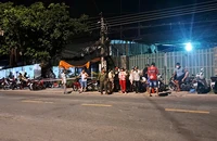 Người dân tại hiện trường vụ án