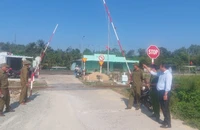Lãnh đạo Ủy ban nhân dân xã An Phú kiểm tra, động viên kíp trực gác chắn.