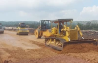 Khẩn trương đẩy nhanh tiến độ tuyến đường bộ ven biển qua huyện Tuy An.