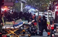 Lực lượng chức năng được triển khai tới hiện trường vụ tấn công bằng dao tại trung tâm thương mại Westfield Bondi Junction ở Sydney, Australia, ngày 13/4/2024. Ảnh: TTXVN