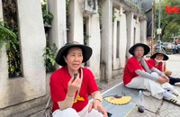 [Video] Bất chấp nắng nóng, người dân xếp hàng trước gần 20 tiếng đồng hồ