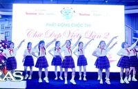 Học sinh biểu diễn văn nghệ chào mừng tại lễ phát động.