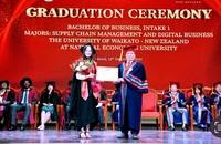 Lãnh đạo nhà trường trao bằng tốt nghiệp cho tân cử nhân.