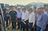 Đồng chí Nguyễn Văn Quảng, Bí thư Thành ủy Đà Nẵng nghe báo cáo tình hình triển khai dự án cao tốc Hòa Liên-Túy Loan.