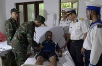 Các Y, Bác sỹ Trung tâm Y tế Trường Sa tổ chức khám, chẩn đoán tình trạng bệnh của ngư dân Lê Ku và tích cực điều trị viêm tụy cấp.