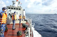 Cán bộ, chiến sĩ Tàu 265, Vùng 5 Hải quân chào tạm biệt Biên đội tàu Hải quân Hoàng gia Thái Lan sau khi kết thúc tuần tra chung lần thứ 50.