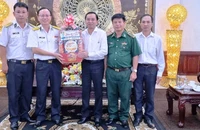 Đoàn công tác Trung tâm Bảo đảm kỹ thuật Vùng 2 Hải quân chúc tết lãnh đạo Tỉnh ủy tỉnh Bạc liêu