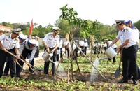 Thủ trưởng Bộ Tư lệnh Vùng 5 Hải quân và các đại biểu trồng cây trong khuôn viên sở chỉ huy sau lễ phát động.