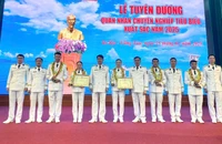 Chín quân nhân chuyên nghiệp được tuyên dương, khen thưởng vì có nhiều đóng góp trong năm 2024.