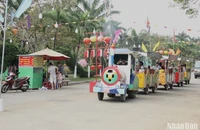 Người dân, du khách tham quan Công viên 29 Tháng 3. (Ảnh: ANH ĐÀO)
