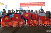 Bộ Tư lệnh Vùng 3 Hải quân tặng quà cho ngư dân miền trung, chiều 15/3. (Ảnh ANH ĐÀO)