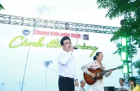 Nghệ sĩ ưu tú Quang Hào biểu diễn tại chương trình nghệ thuật Cánh đồng vàng. (Ảnh: ANH ĐÀO)