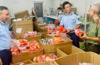 Đoàn kiểm tra phát hiện gần 2.000 sản phẩm đồ cho trẻ em nhập lậu. (Ảnh: Cục Quản lý thị trường Đà Nẵng)