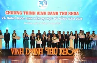 Đại học Đà Nẵng vinh danh các thủ khoa đầu vào các trường thành viên, đơn vị đào tạo trực thuộc. (Ảnh: ANH ĐÀO)