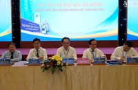 PGS.TS. Hoàng Minh Sơn, Thứ trưởng Bộ Giáo dục- Đào tạo; GS.TS. Lê Quân, Giám đốc Đại học Quốc Gia Hà Nội; TS. Hồ Kỳ Minh, Phó Chủ tịch Thường trực Ủy ban nhân dân thành phố Đà Nẵng; GS.TSKH. Bùi Văn Ga - Nguyên Thứ trưởng Bộ Giáo dục-Đào tạo và PGS.TS. Nguyễn Ngọc Vũ, Giám đốc Đại học Đà Nẵng, đồng chủ trì hội thảo. (Ảnh: ANH ĐÀO)