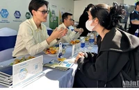 DUT Job Fair 2025 với hơn 60 gian hàng tuyển dụng dành cho sinh viên Đà Nẵng. (Ảnh: ANH ĐÀO)