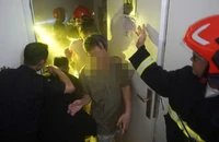 Nhiều người dân được dẫn thoát ra khỏi khu vực cháy an toàn. (Ảnh: Công an cung cấp)