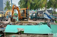 Lực lượng chức năng quận Sơn Trà, thành phố Đà Nẵng cưỡng chế, tháo dỡ 7 quầy ẩm thực, lưu niệm ven biển Đà Nẵng. (Ảnh: ANH ĐÀO)