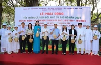 Hoa hậu Nguyễn Thanh Hà (áo xanh) tại lễ phát động.