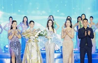 Người đẹp Nguyễn Hoài Linh (đứng giữa) tại lễ đăng quang Hoa hậu Biển Việt Nam 2024.