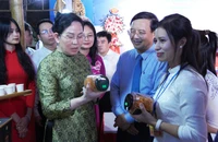 Đồng chí Bí thư Tỉnh ủy Hà Nam tham quan các gian hàng .
