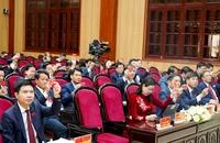 Các đại biểu Hội đồng nhân dân tỉnh Hà Nam biểu quyết thông qua các nghị quyết của Kỳ họp.