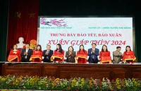 Các đại biểu cắt băng khai mạc Hội báo Xuân Giáp Thìn 2024.