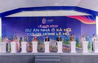 Các đồng chí lãnh đạo tỉnh Hà Nam và Liên danh Công ty trách nhiệm hữu hạn Flamingo Hải Tiến, Công ty cổ phần Hồng Hạc Đại Lải thực hiện nghi thức khởi công Dự án Nhà ở xã hội Color Home Lê Hồ.