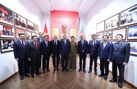 Tổng Bí thư Tô Lâm và Phu nhân cùng các đại biểu chụp ảnh chung tại Phòng lưu niệm “Chủ tịch Hồ Chí Minh với ngành dầu khí Việt Nam – Azerbaijan”. (Ảnh: Thống Nhất – TTXVN)