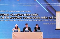 Đại diện Bộ Văn hóa, Thể thao và Du lịch, Viện Âm nhạc Việt Nam cùng Sở Văn hóa, Thể thao và Du lịch tỉnh Hòa Bình chủ trì Hội thảo.